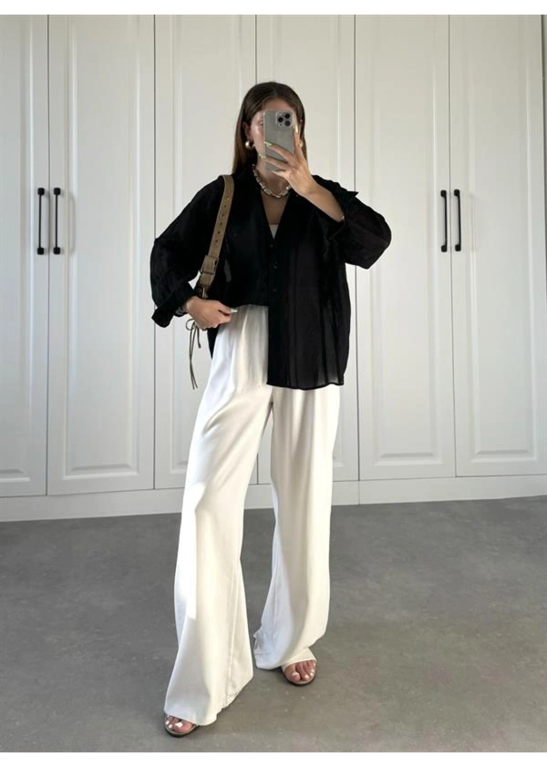 Line V Yaka Oversize Siyah Gömlek