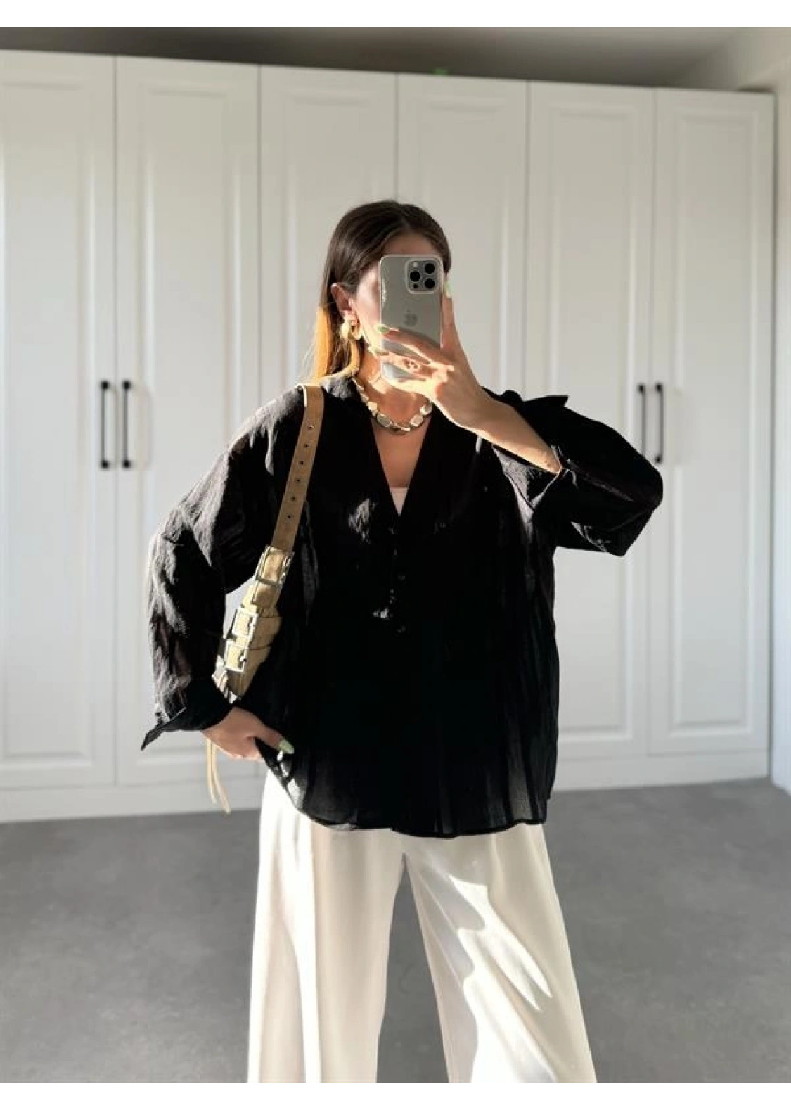 Line V Yaka Oversize Siyah Gömlek