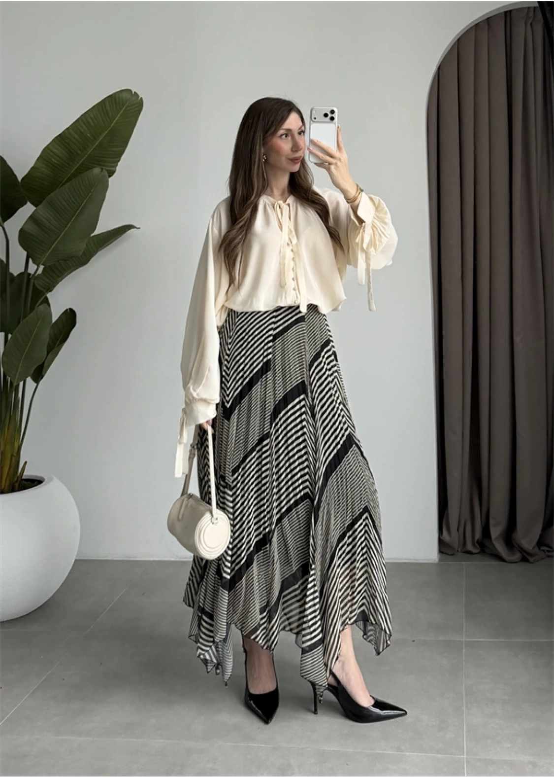 Önden Bağcıklı Ekru Bluz Gömlek