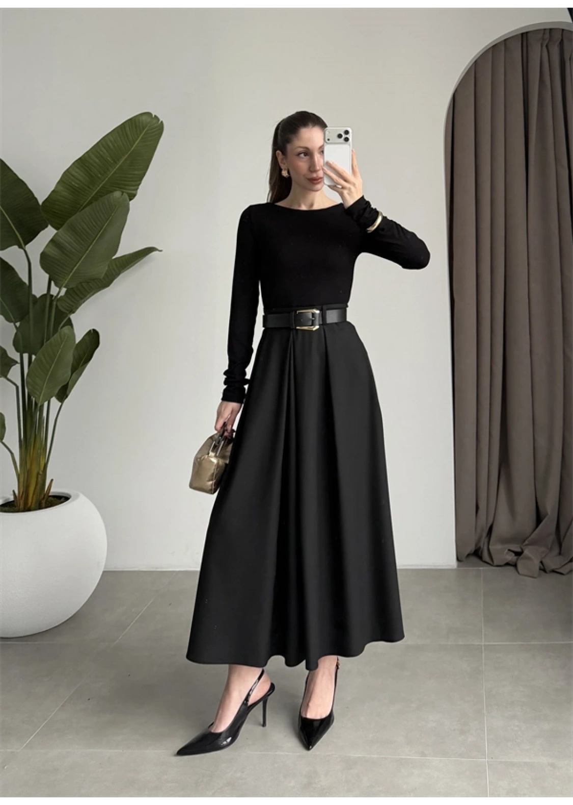 Önden Pile Detaylı Siyah Kemerli Etek