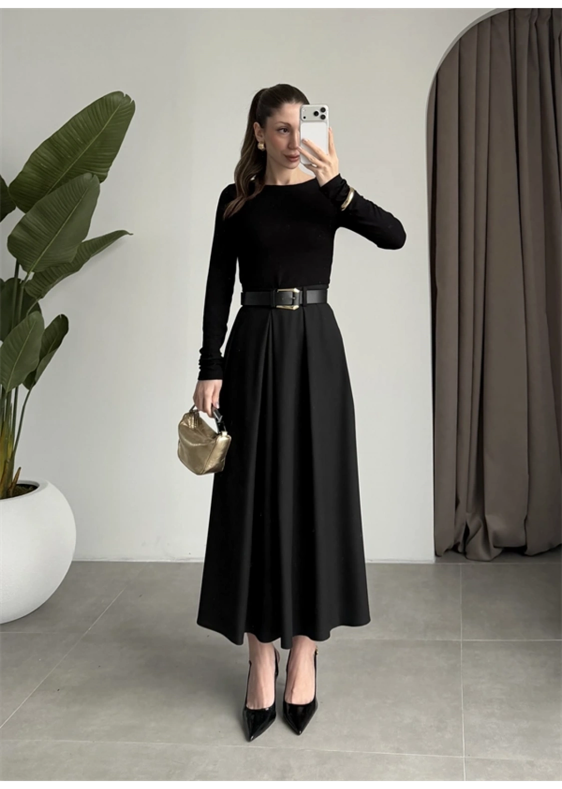 Önden Pile Detaylı Siyah Kemerli Etek