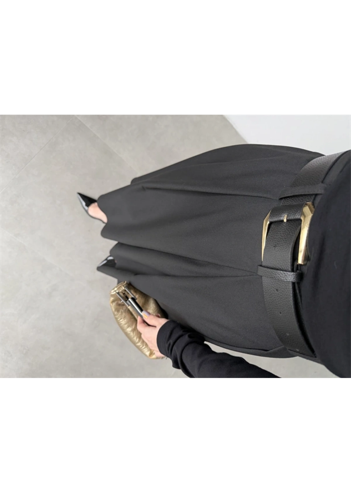 Önden Pile Detaylı Siyah Kemerli Etek