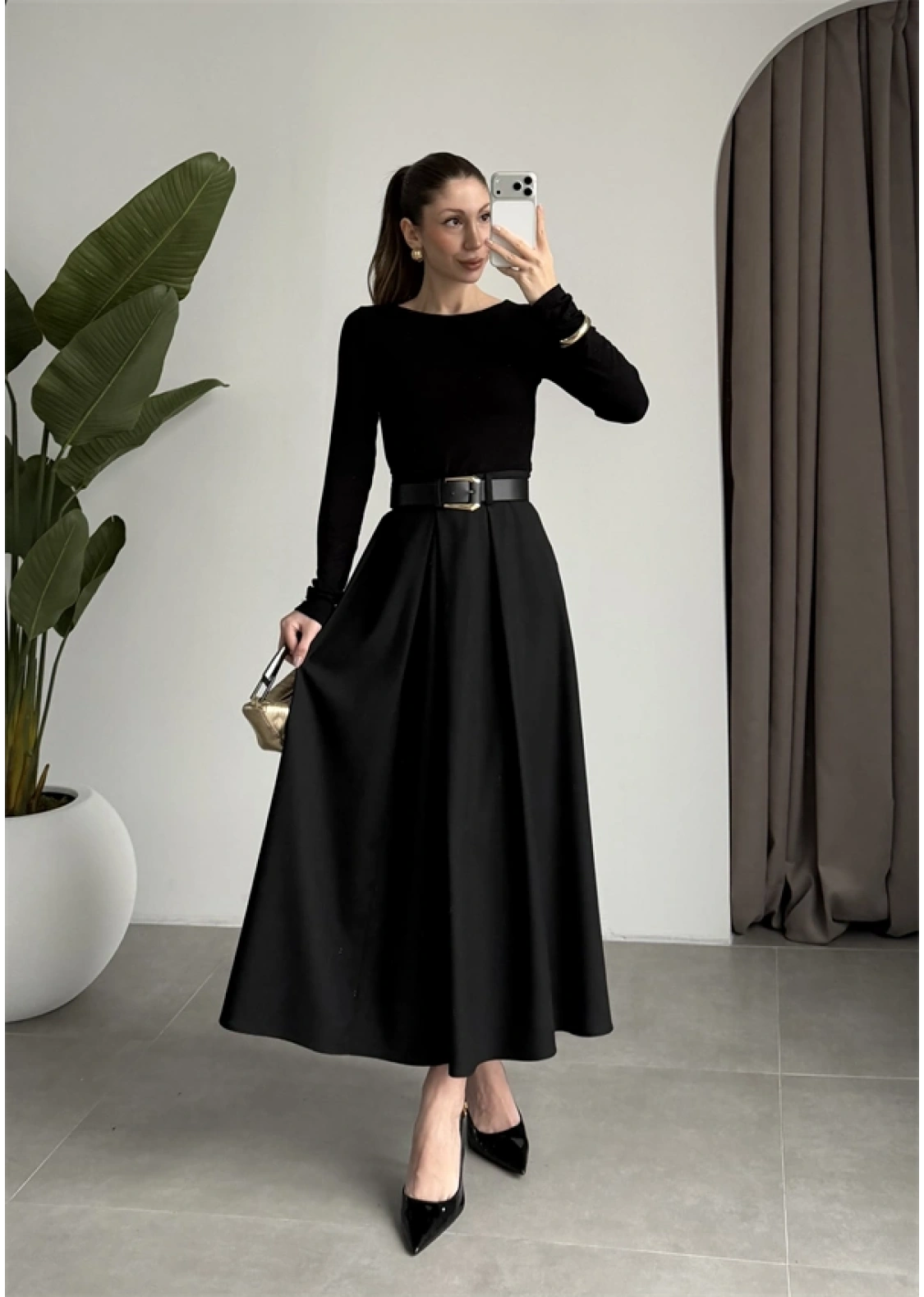 Önden Pile Detaylı Siyah Kemerli Etek