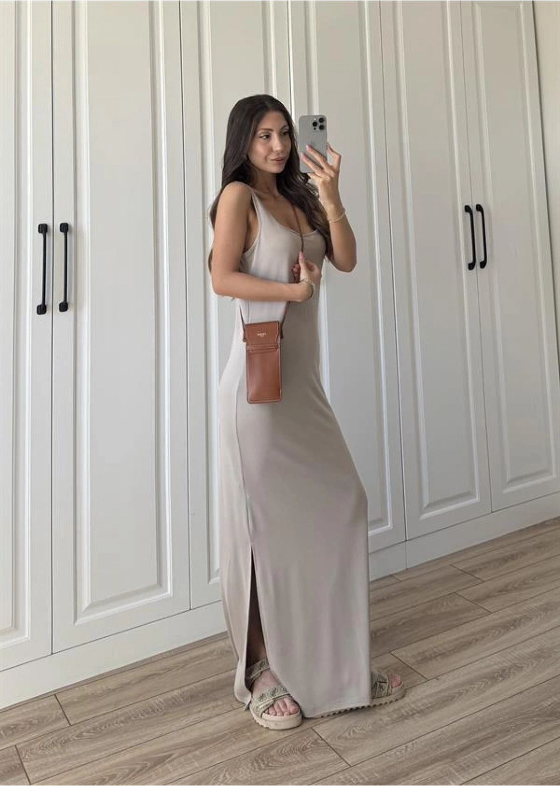 Oysh Kumaş Basic Yırtmaçlı Vizon Uzun Elbise