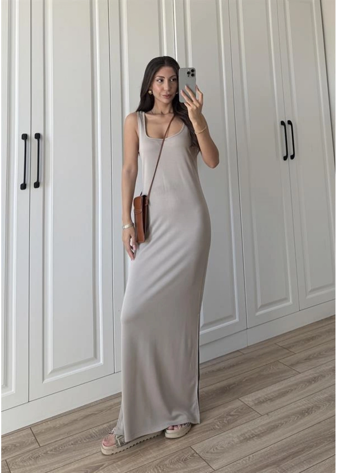 Oysh Kumaş Basic Yırtmaçlı Vizon Uzun Elbise