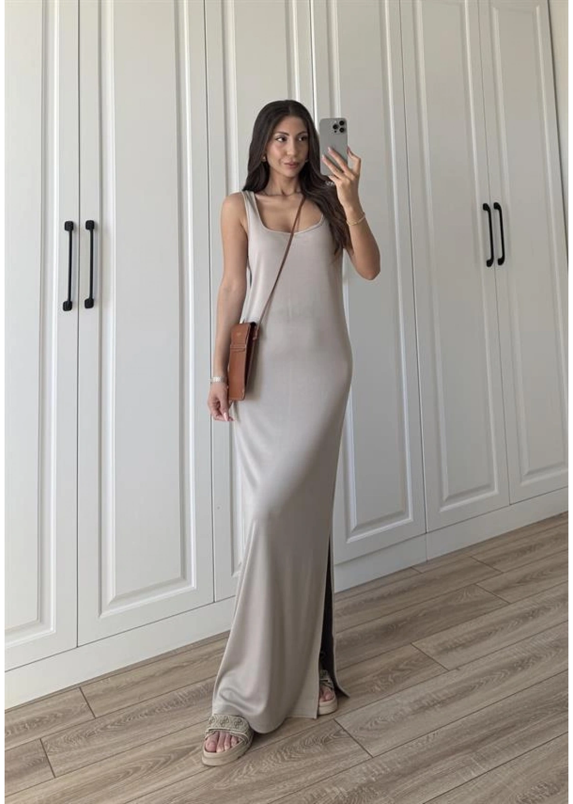 Oysh Kumaş Basic Yırtmaçlı Vizon Uzun Elbise