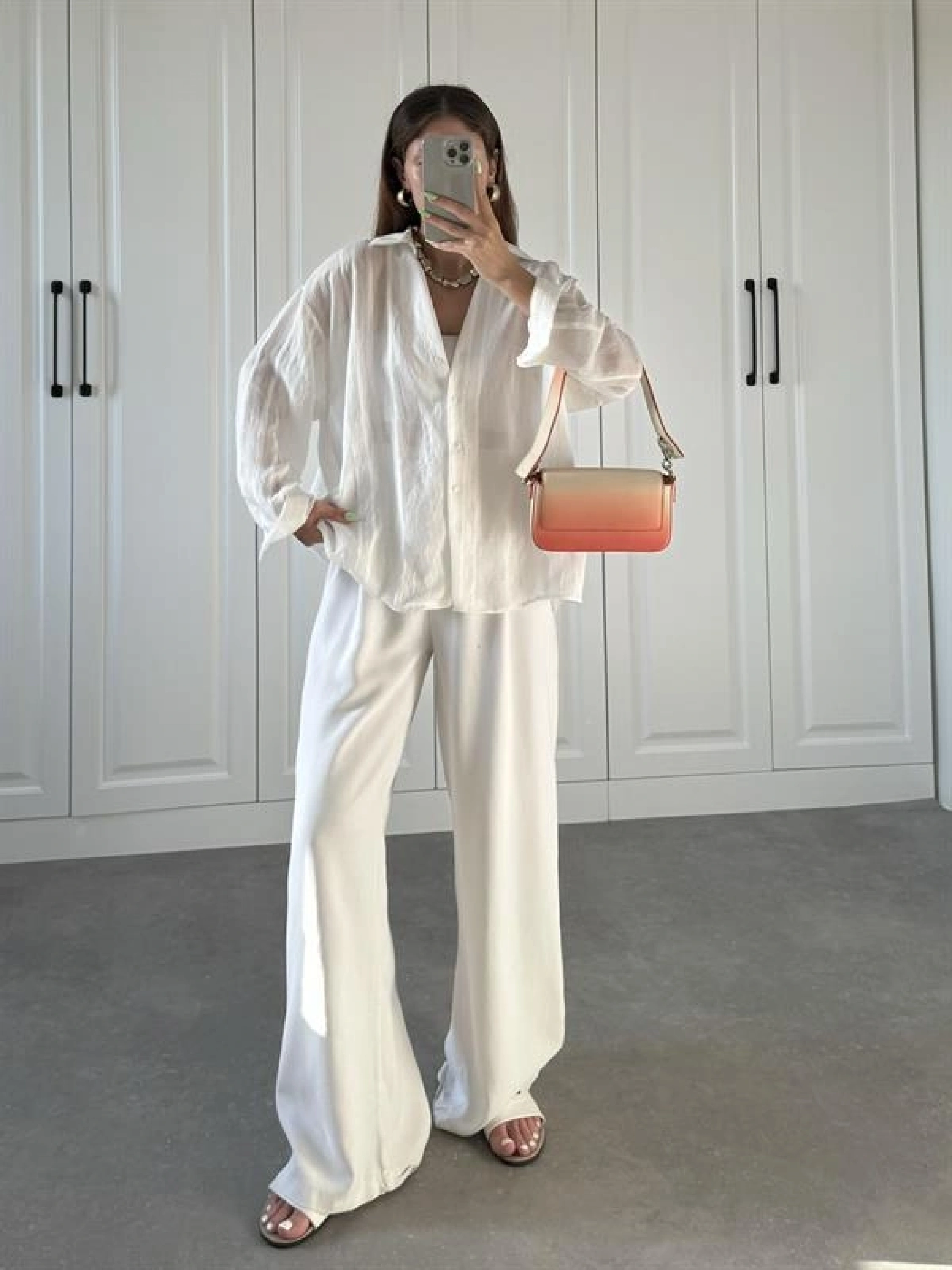 Line V Yaka Oversize Beyaz Gömlek