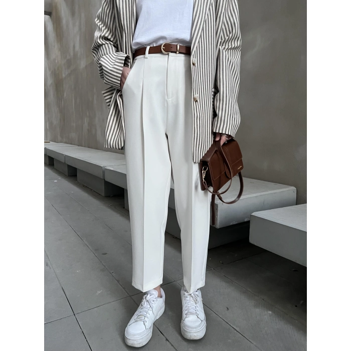 Kemerli Beyaz Havuç Kumaş Pantolon