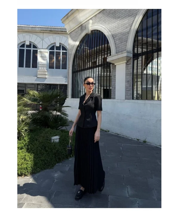 Kadın Kısa Kollu Ceket ve Pileli Etek Takım