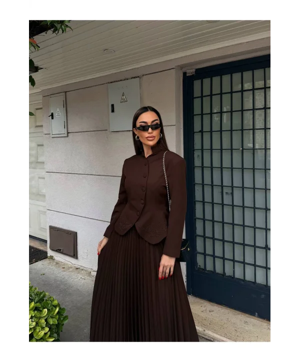 Kadın Nakış Detaylı Bel Oturtmalı Düğmeli Ceket & Pliseli Uzun Etek Takım