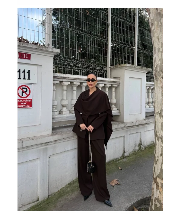 Kadın Pelerin Detaylı Bordo Blazer Ceket ve Bol Paça Pantolon Takım