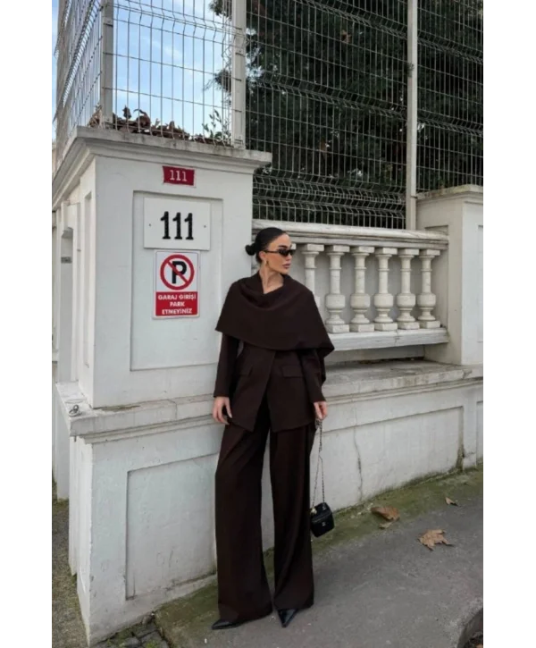 Kadın Pelerin Detaylı Bordo Blazer Ceket ve Bol Paça Pantolon Takım