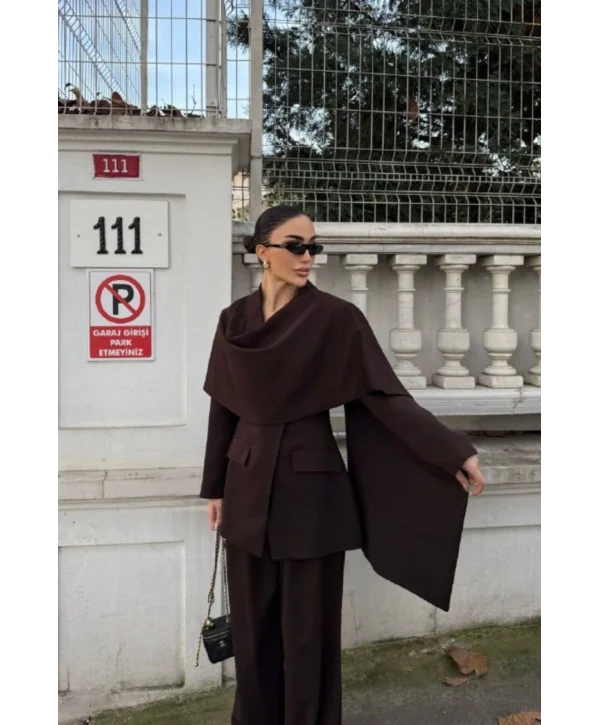 Kadın Pelerin Detaylı Bordo Blazer Ceket ve Bol Paça Pantolon Takım