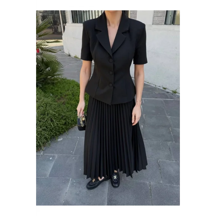 Kadın Kısa Kollu Ceket ve Pileli Etek Takım