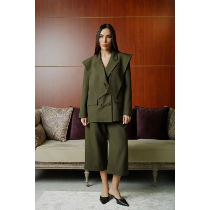 Kadın Modern Kesim Vatkalı Blazer ve Kapri Pantolon Şık Takımı