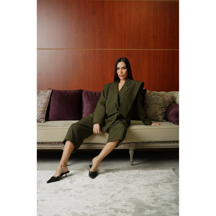 Kadın Modern Kesim Vatkalı Blazer ve Kapri Pantolon Şık Takımı