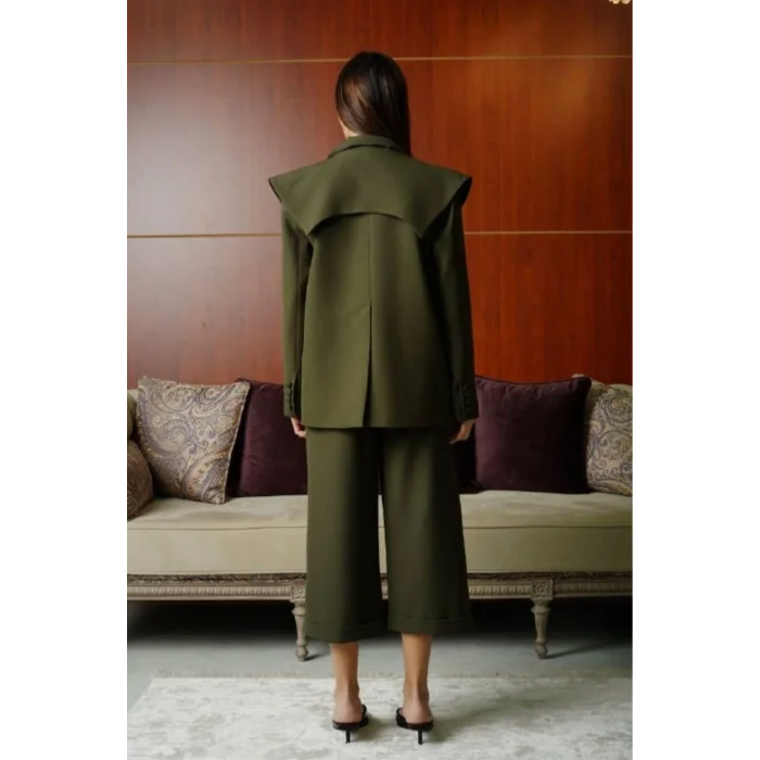 Kadın Modern Kesim Vatkalı Blazer ve Kapri Pantolon Şık Takımı