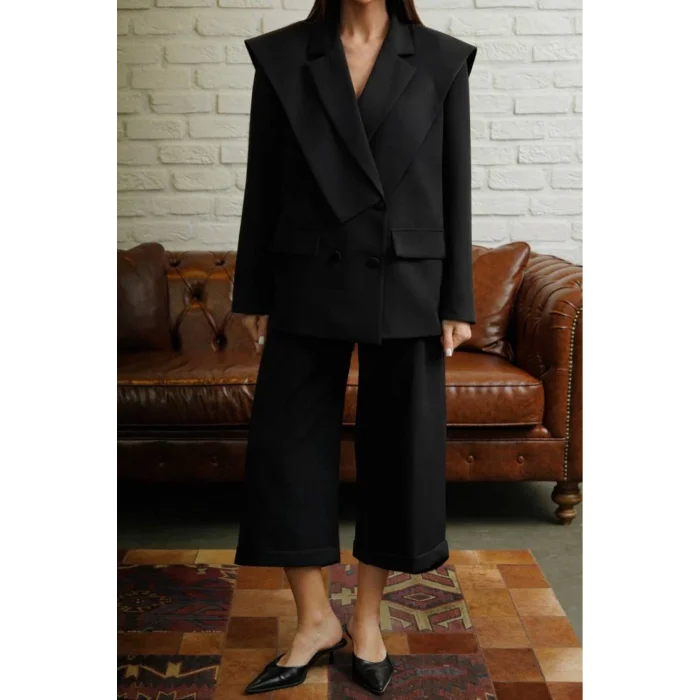 Kadın Modern Kesim Vatkalı Blazer ve Kapri Pantolon Şık Takımı