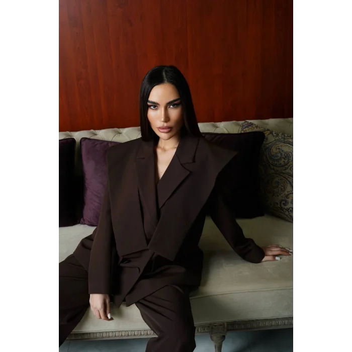 Kadın Modern Kesim Vatkalı Blazer ve Kapri Pantolon Şık Takımı