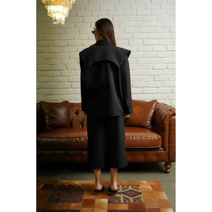 Kadın Modern Kesim Vatkalı Blazer ve Kapri Pantolon Şık Takımı