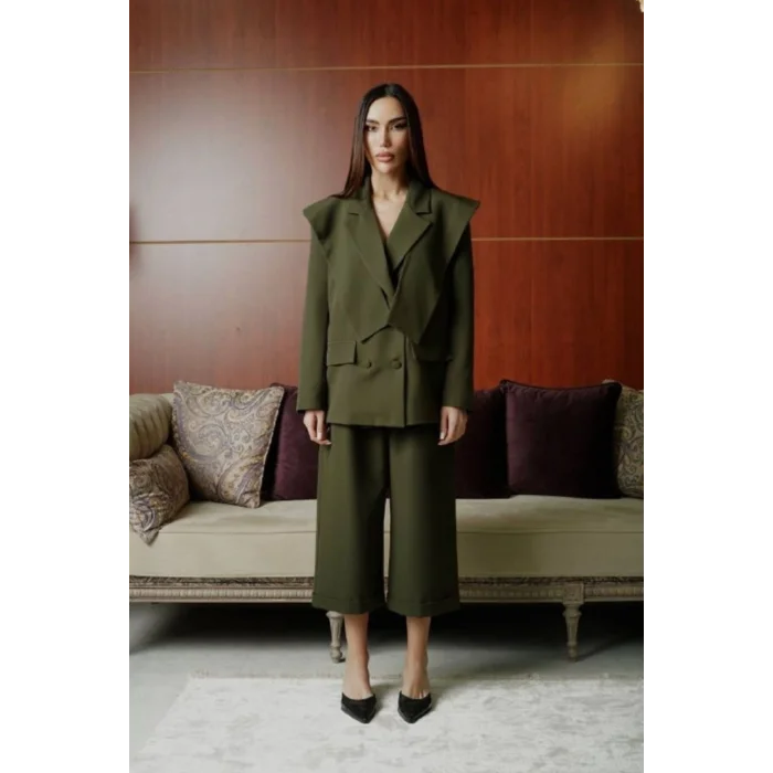 Kadın Modern Kesim Vatkalı Blazer ve Kapri Pantolon Şık Takımı