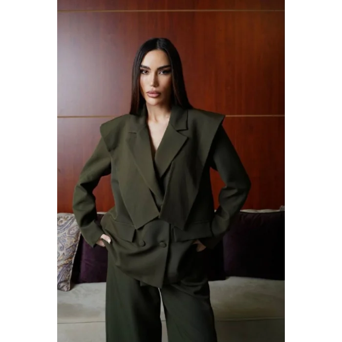 Kadın Modern Kesim Vatkalı Blazer ve Kapri Pantolon Şık Takımı