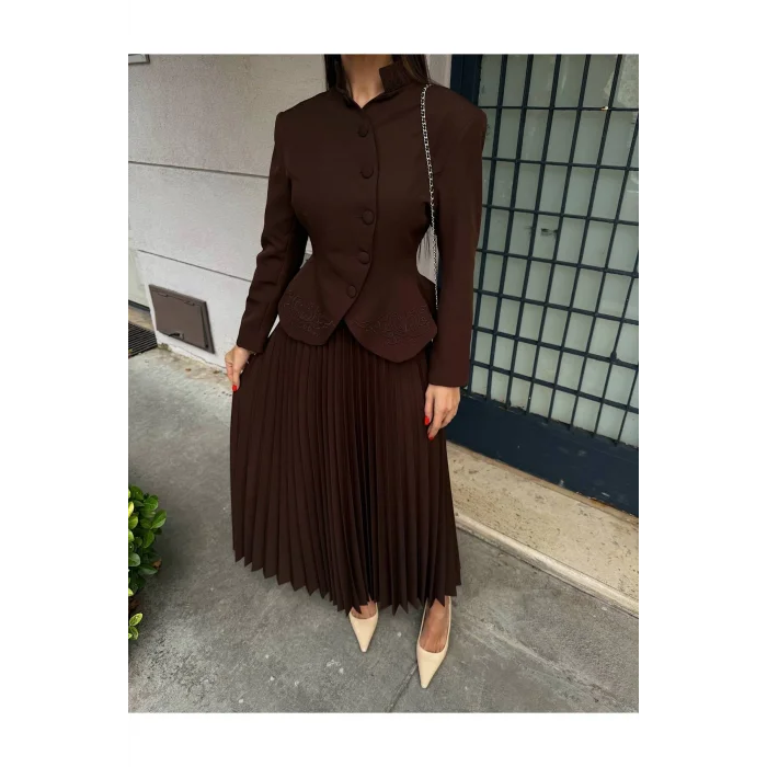 Kadın Nakış Detaylı Bel Oturtmalı Düğmeli Ceket & Pliseli Uzun Etek Takım