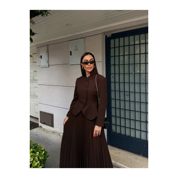 Kadın Nakış Detaylı Bel Oturtmalı Düğmeli Ceket & Pliseli Uzun Etek Takım