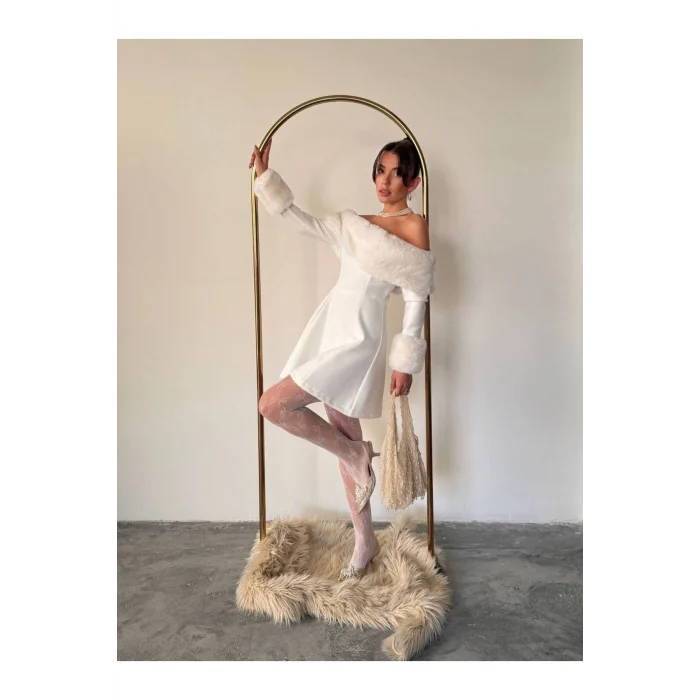 Kadın Omzu Açık Kürk Detaylı A-Kesim Mini Elbise