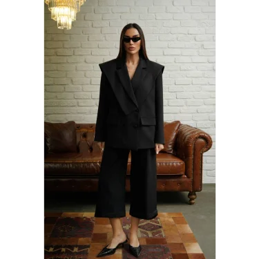 Kadın Modern Kesim Vatkalı Blazer ve Kapri Pantolon Şık Takımı