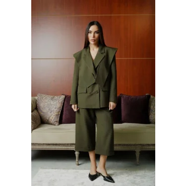 Kadın Modern Kesim Vatkalı Blazer ve Kapri Pantolon Şık Takımı