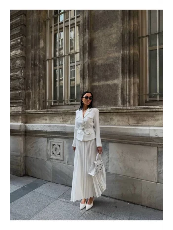 Kadın Beyaz Kemerli Blazer Ceket ve Piliseli Takım