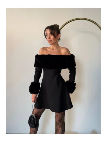 Kadın Omzu Açık Kürk Detaylı A-Kesim Mini Elbise