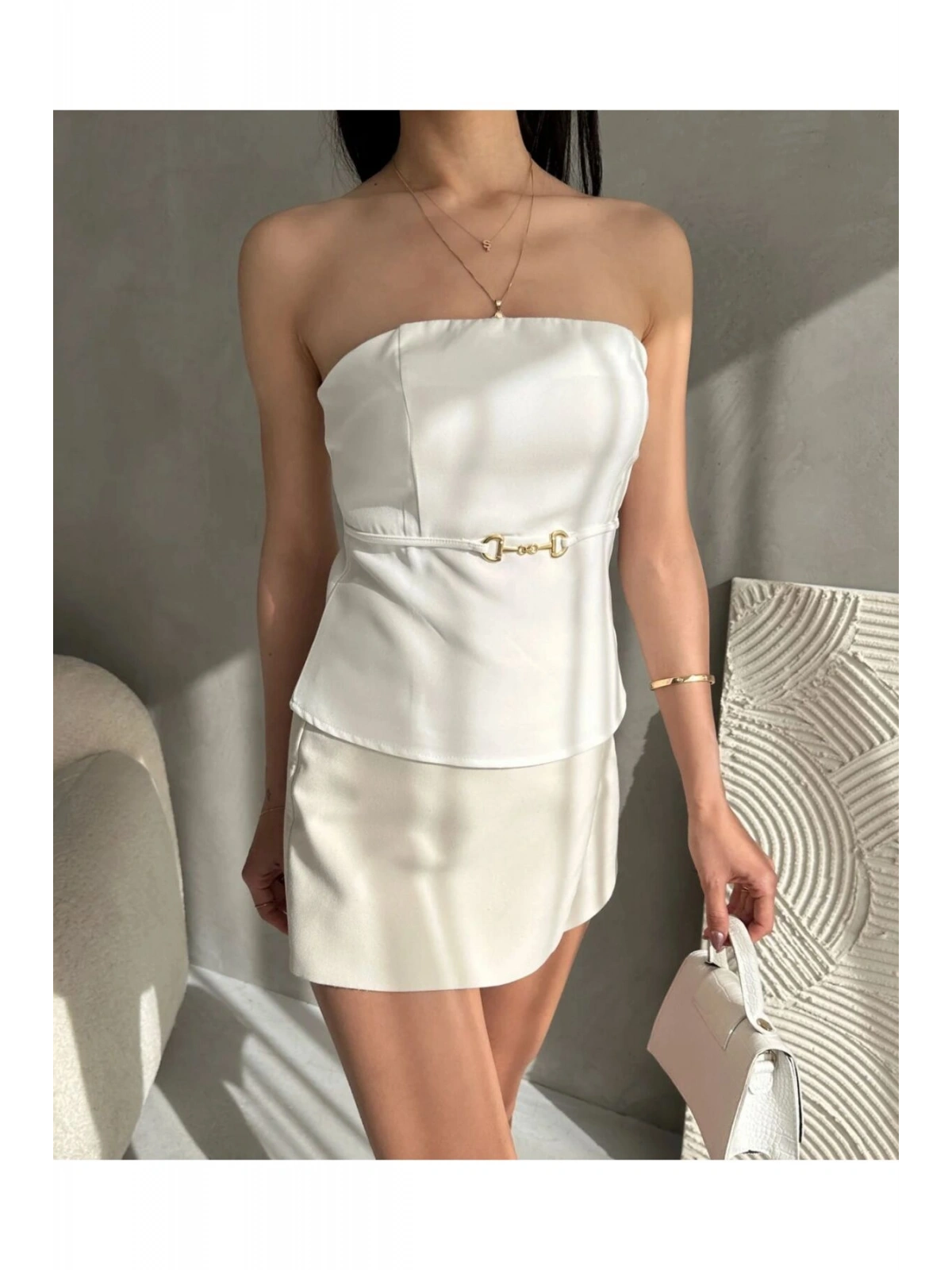 Straplez Beli Toka Detaylı Crep Bluz – Beyaz