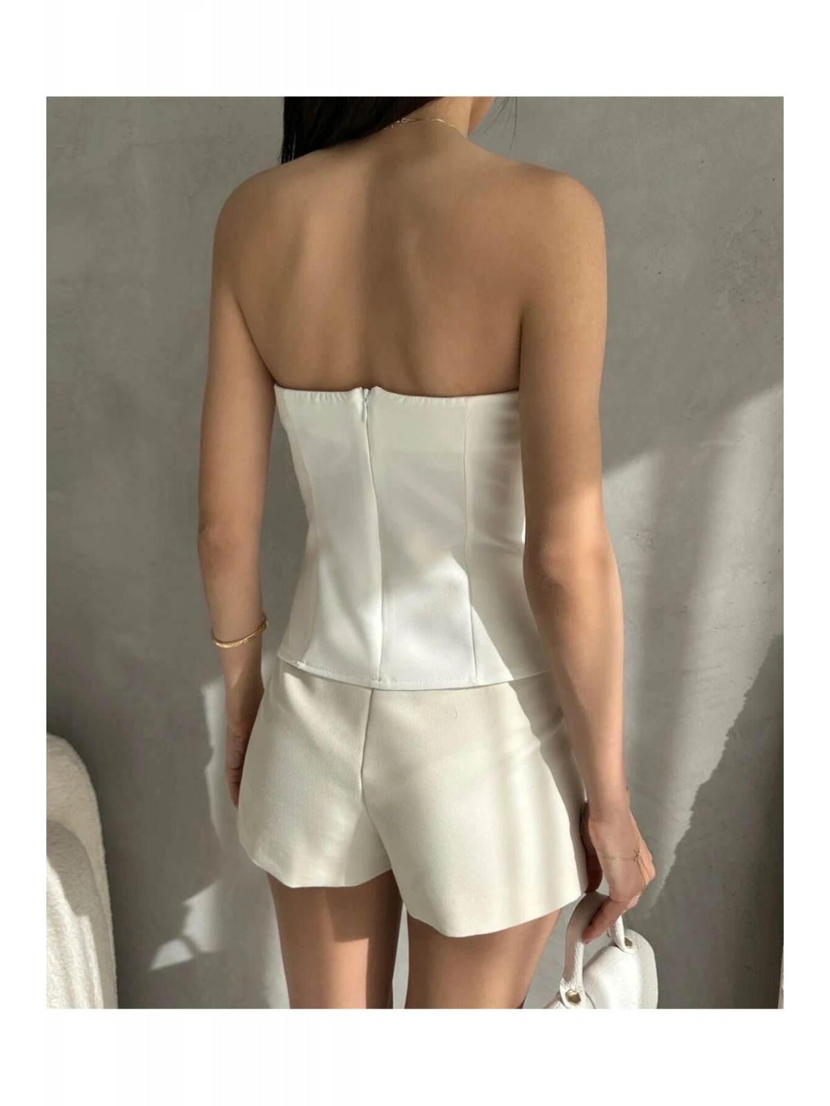 Straplez Beli Toka Detaylı Crep Bluz – Beyaz