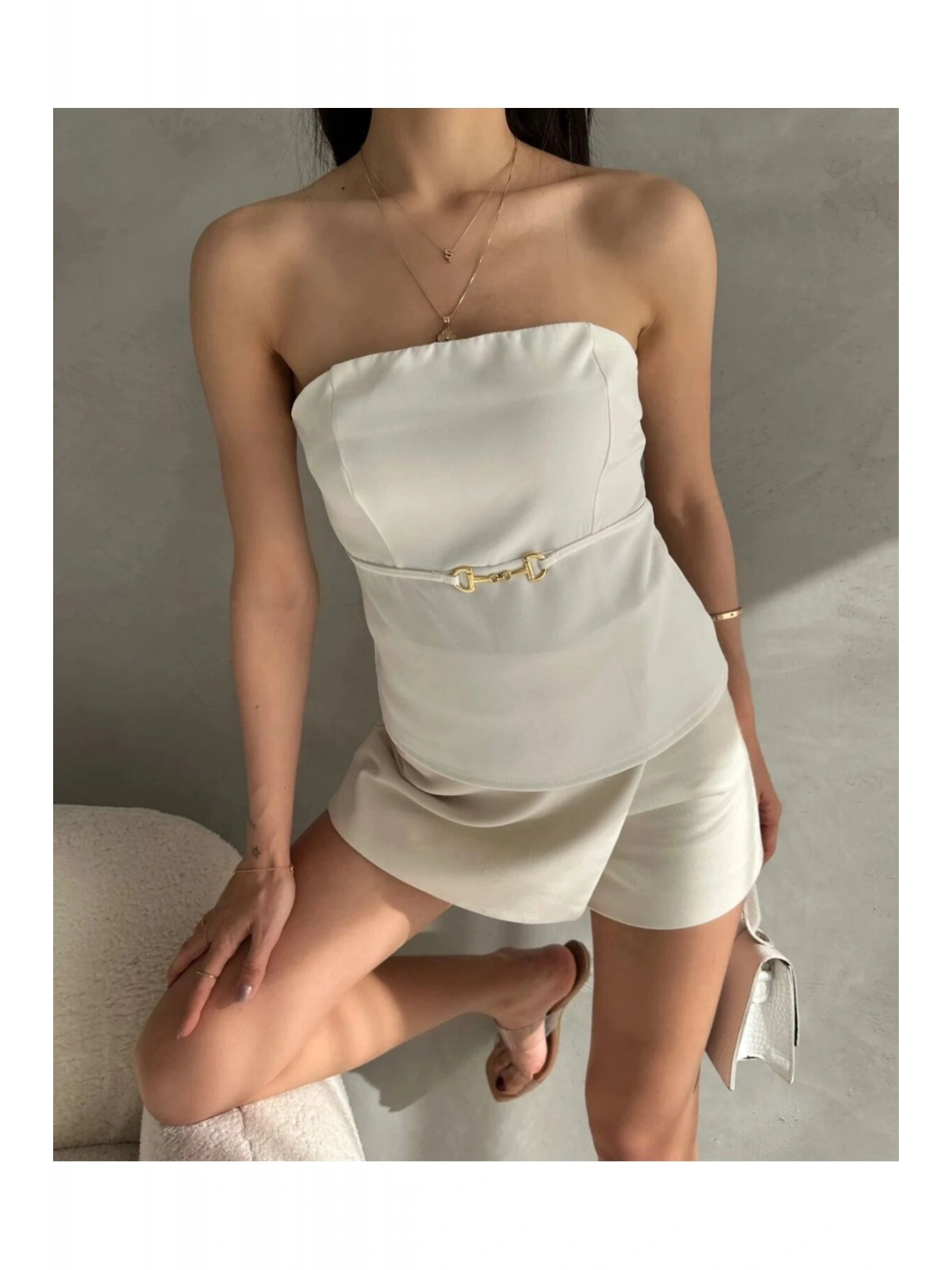 Straplez Beli Toka Detaylı Crep Bluz – Beyaz