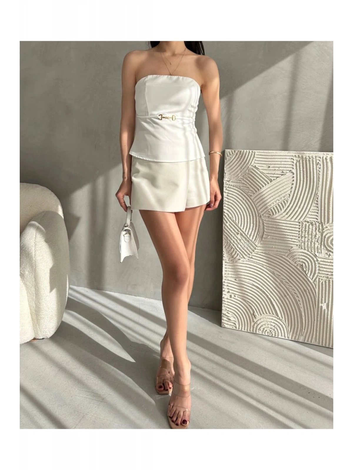 Straplez Beli Toka Detaylı Crep Bluz – Beyaz