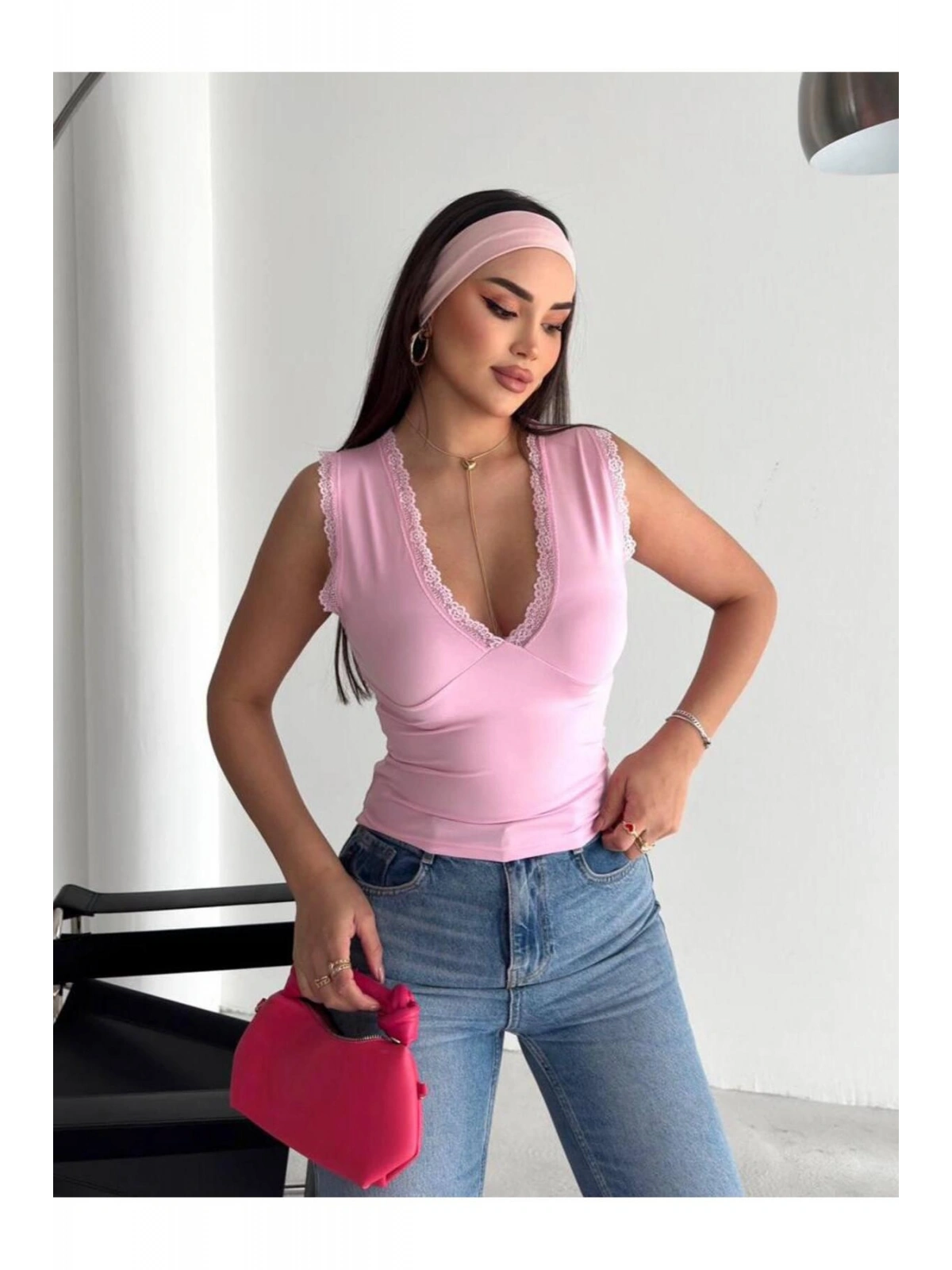 Kadın Derin V Yaka Dantel Detaylı Slim Fit Bluz — Kolsuz Şık Kadın Bluz