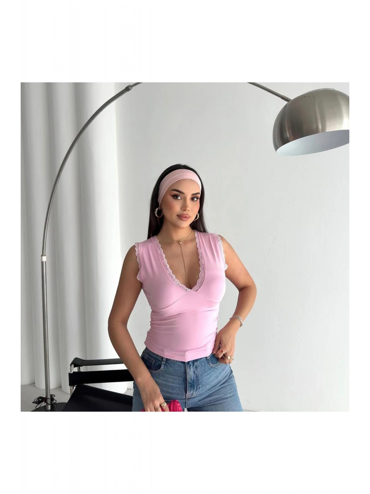 Kadın Derin V Yaka Dantel Detaylı Slim Fit Bluz — Kolsuz Şık Kadın Bluz