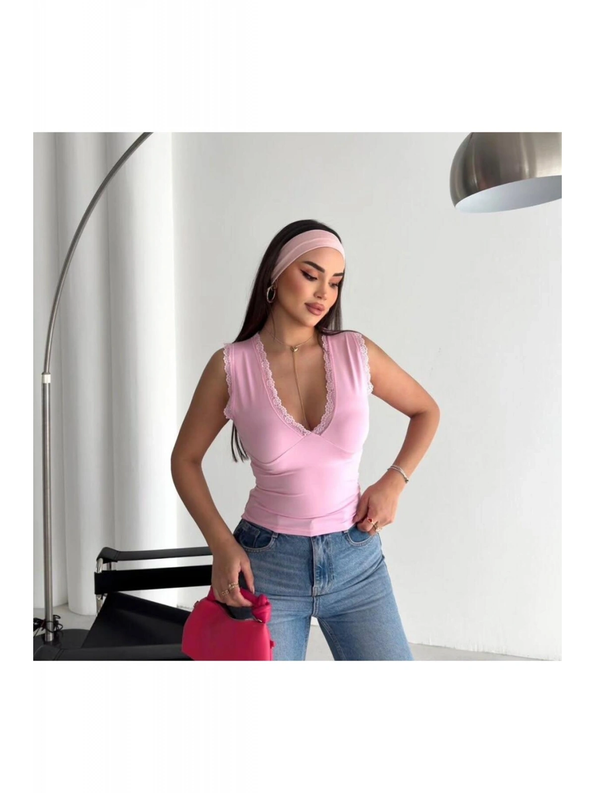 Kadın Derin V Yaka Dantel Detaylı Slim Fit Bluz — Kolsuz Şık Kadın Bluz