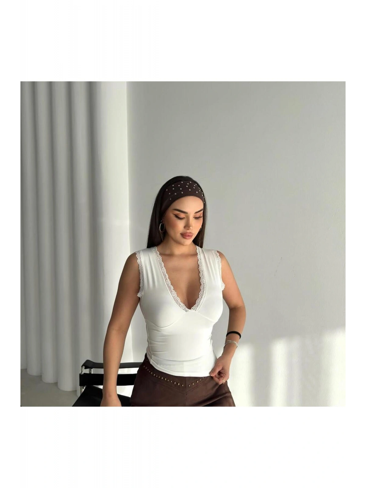 Kadın Derin V Yaka Dantel Detaylı Slim Fit Bluz — Kolsuz Şık Kadın Bluz
