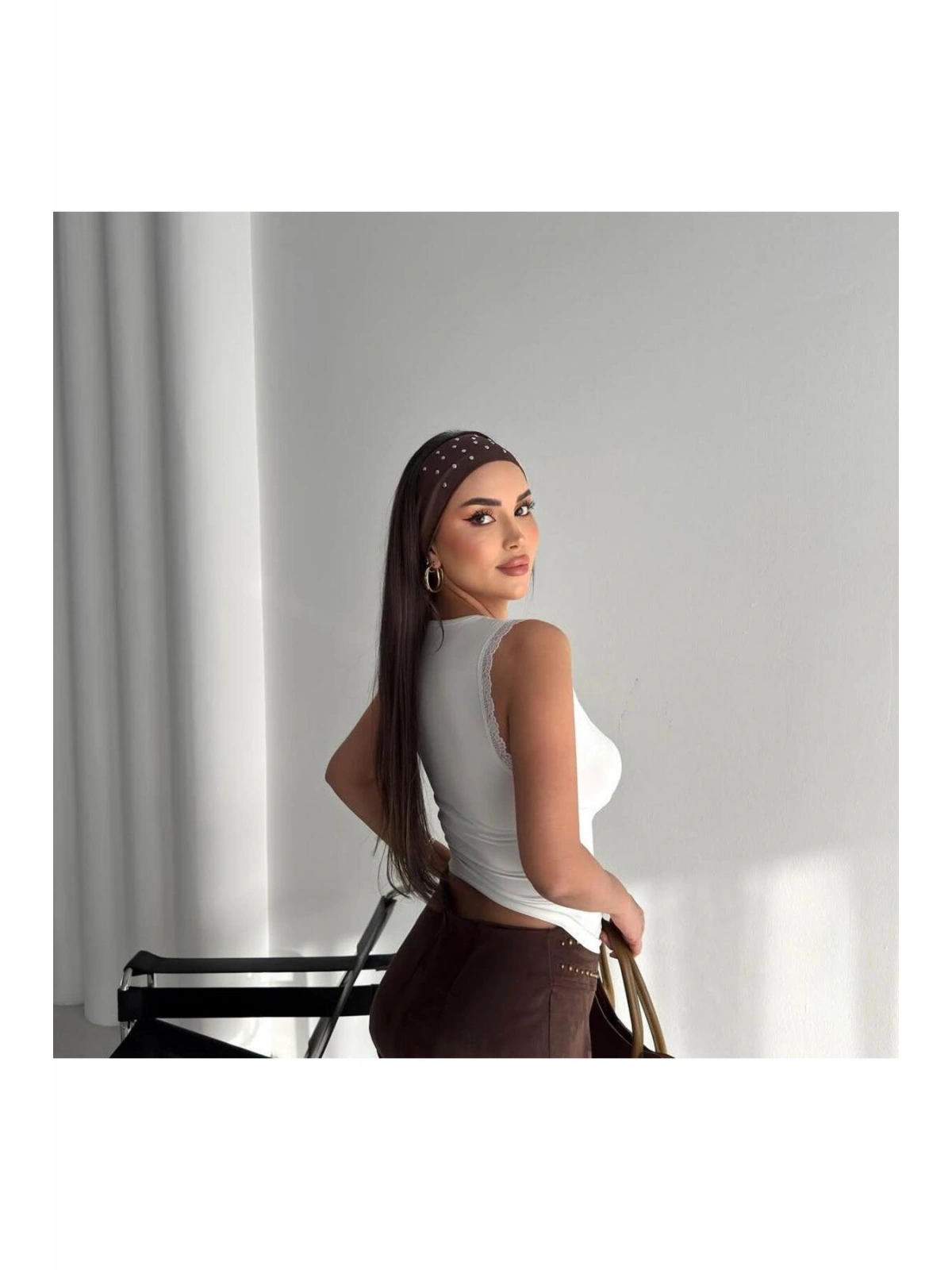Kadın Derin V Yaka Dantel Detaylı Slim Fit Bluz — Kolsuz Şık Kadın Bluz