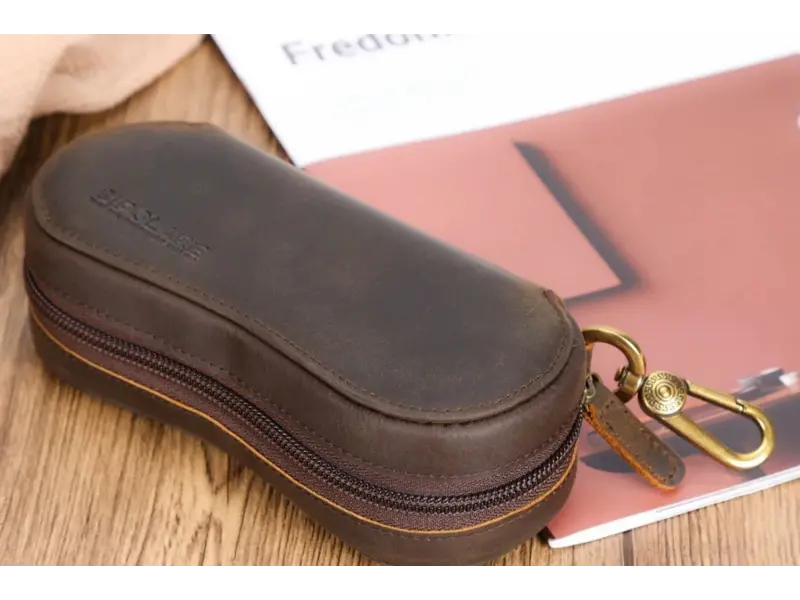 Tam Tahıllı Deri Gözlük Kılıfı – Fermuarlı, Karabinalı