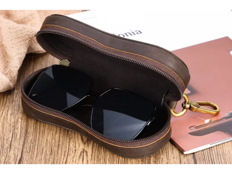 Tam Tahıllı Deri Gözlük Kılıfı – Fermuarlı, Karabinalı