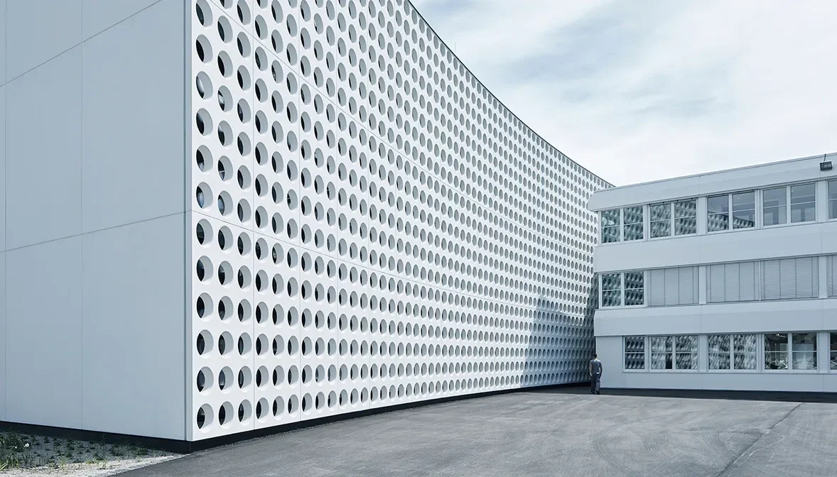 Silhouette Lens Lab – bina cephesi