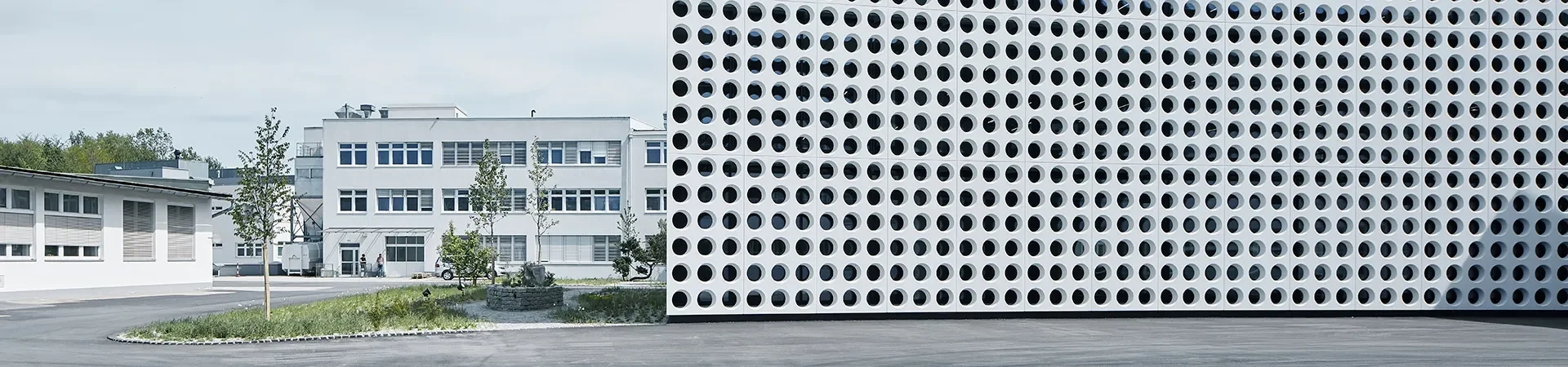 Silhouette Lens Lab, Linz – merceğe benzeyen cephe, cam üretim merkezi