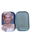 Marilyn Monroe Portresi Bulunan Nostaljik Bir Dekoratif Metal Kutu.