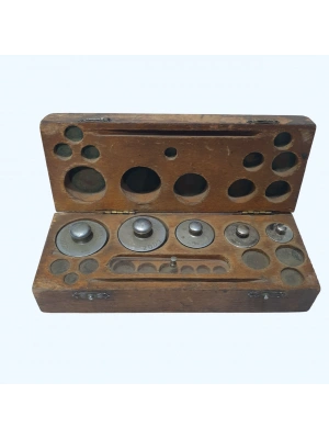 ahşap kutusunda ağırlıklar