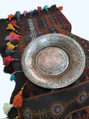 Osmanlı Çiçek Motifli Dövme Bakır Tabak