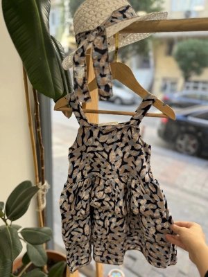 Şapkalı Mavi Elbise